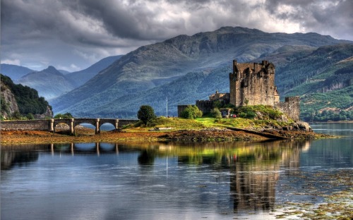 kitamere:forursmiles:Places to Visit: ScotlandSo beautiful.  This place is like out of my dream