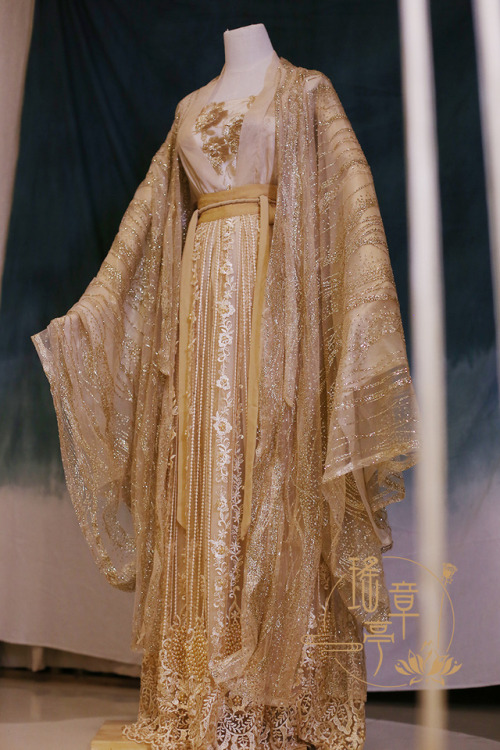 hanfugallery:Chinese hanfu by 瑶章亭Attire for the Vanyar