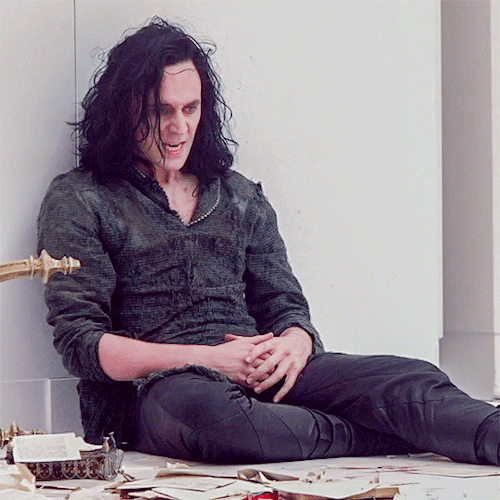 blenderx06:lokiperfection:fluturojdallandyshia:“Every time I play Loki, and this is a source of cons
