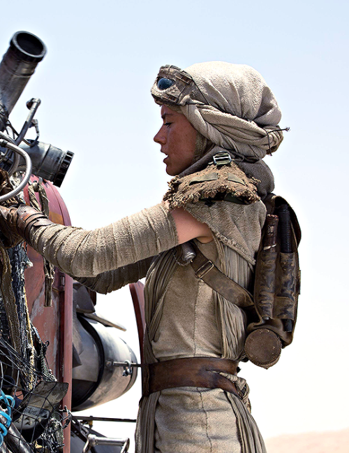 daisydaaes:Stills of Daisy Ridley as Rey in Star Wars Ep VII: The Force Awakens (2015)