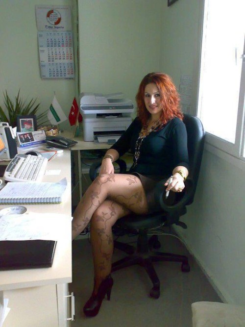 womenatworkyoufancy: Mmmmmmmm clear the desk Ohhhhh, beauty!