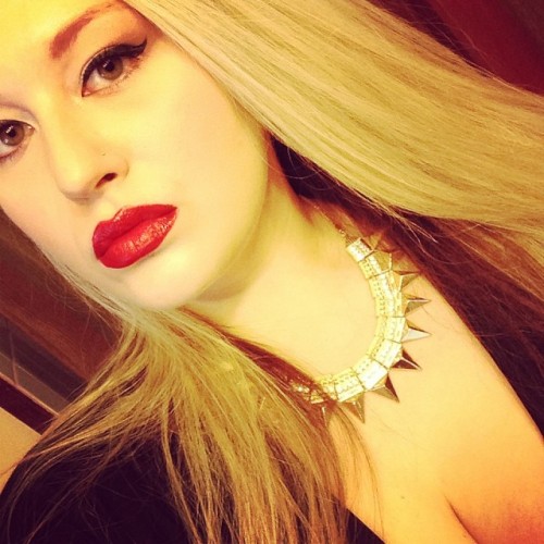 plus-size-barbiee:  Red lips are my new addiction So many selfies today   She’s gorgeous!