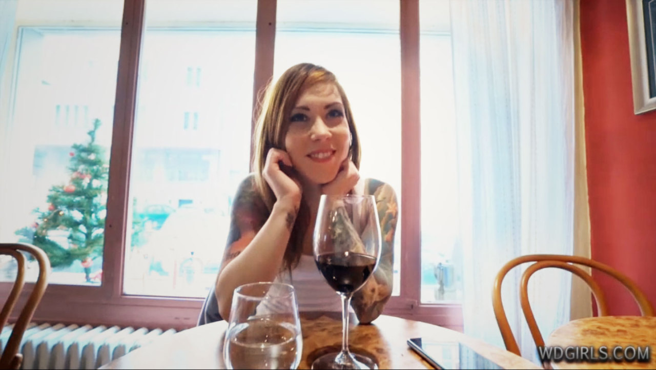 Projekt: SanySany besäuft sich mit literweise Rotwein. Zuerst im Restaurant, geht