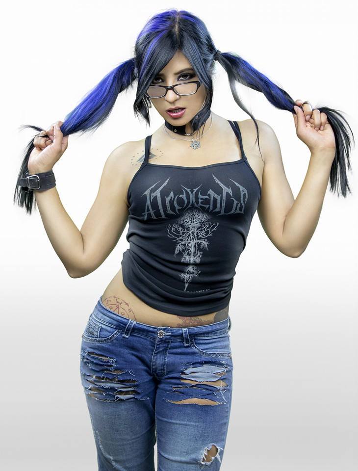 bathorykaligvla:  Me encanta el look 😈 😀 idunn-suicideidunn.suicidegirls.cominstagram.com/idunn_suicide
