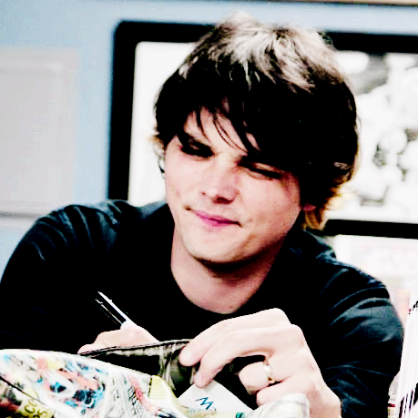 nothngbelow:Unpopular opinion: Gerard Way should come back with this haircut.