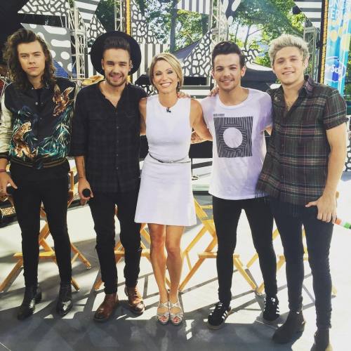 harrystylesdaily: ajrobach: Perks of the job… Group hug from @onedirection #1DonGMA