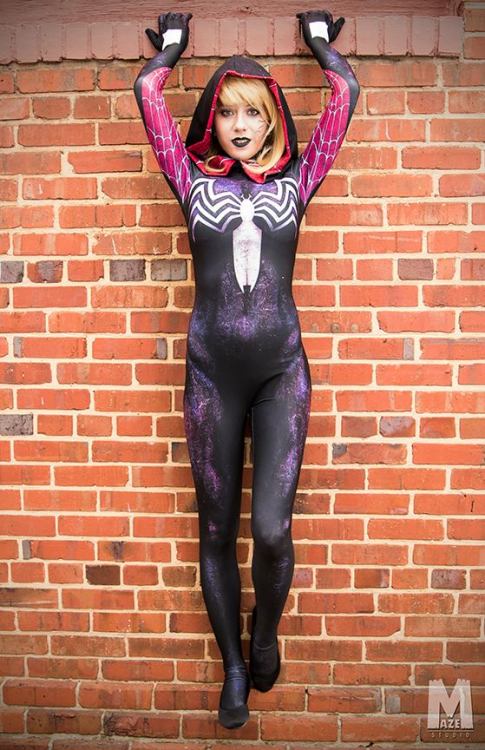 cosplayandgeekstuff: LaineyCat Cosplay (USA) as Gwenom. Photos by: Maze Studio