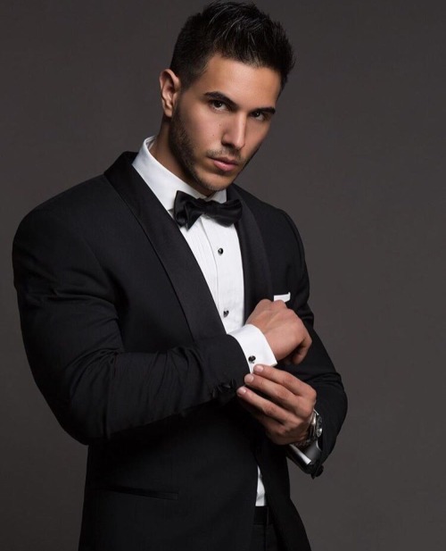 vergasyfetichesgay:  Alan Valdez, Guapo modelo Mexicano enseñando su sexy cuerpazo y rica vergota, el latinos perfecto!  …Para ver mas latinos vergones entra a  vergasyfetichesgay   
