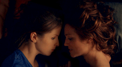 imma-girls-girl:  saviourfuriosa:  Do you need a back rub? // This is exactly how I thought I’d end up manip'ing this scene.   Bechloe