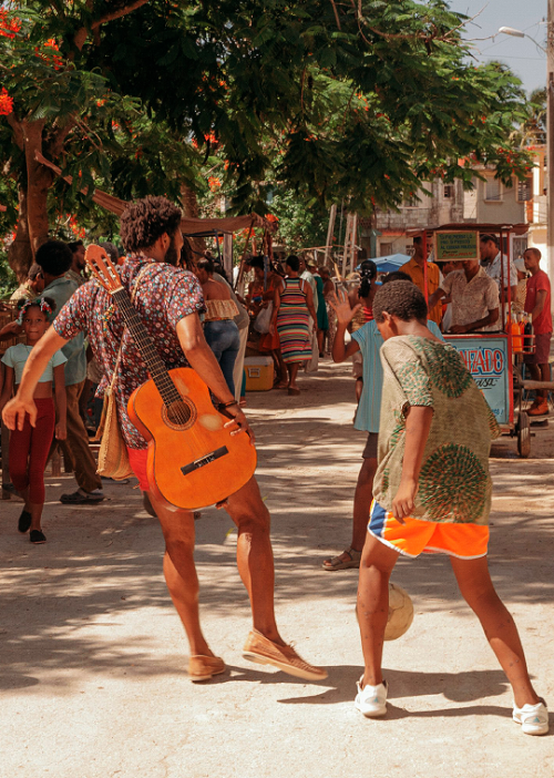 shattxrstar:Donald Glover behind the scenes of Guava Island (Hiro Murai, 2019). Pictures by Ibra Ake