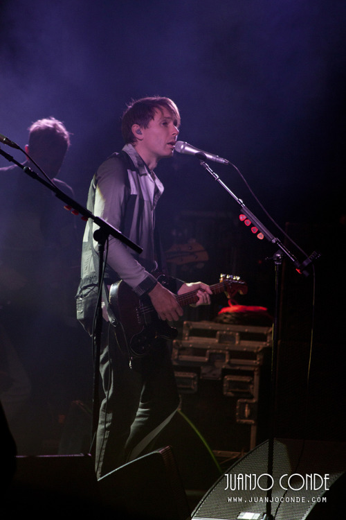 Porn photo franzyfrenzy:  Alex Kapranos at Paredes de