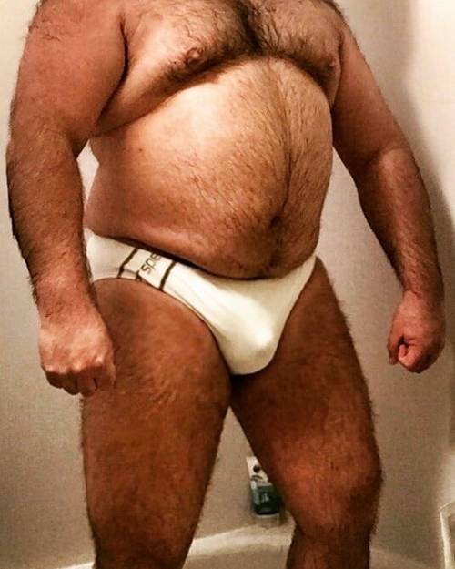 Amazing speedo dad . . . . . . #beardmunchersubmission #bearsinspeedos #bearsofinstagram #bearscruff