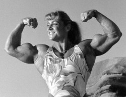 musclesandimplants:  Oh, to get a ‘bicep-job’ from Laura Binetti  Was für ein geiler Bizeps !