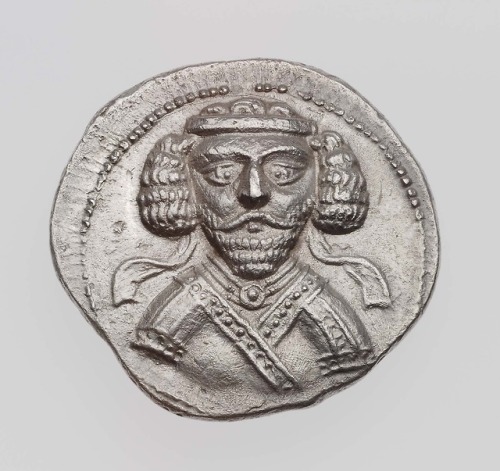 Drachm of Kingdom of Parthia with bust of king wearing a diadem (obverse) and Arsakes seated on a th