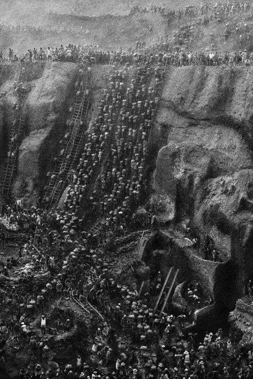 Mina de ouro de Serra Pelada, 1986. Photograph by Sebastião Salgado