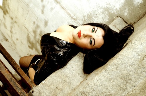 onesubsjourney:  savingthrowvssexy:  The Resistance InerMiss  So sexy. The more I see for hours latex pieces the more I want some!!
