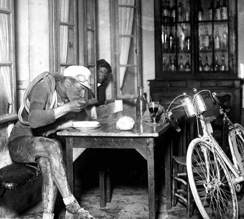  En  1922, le Parisien Robert Jacquinot (29 ans) remporte la 1ère étape du  tour de France (Paris Argenteuil/Le Havre: 388 kilomètres) Échappé avec  Eugène Christophe, Jacquinot profita d’une crevaison du « Vieux Gaulois"  pour l'emporter