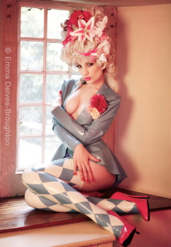 ffncollector:  Nice latex Pinup shot :) 