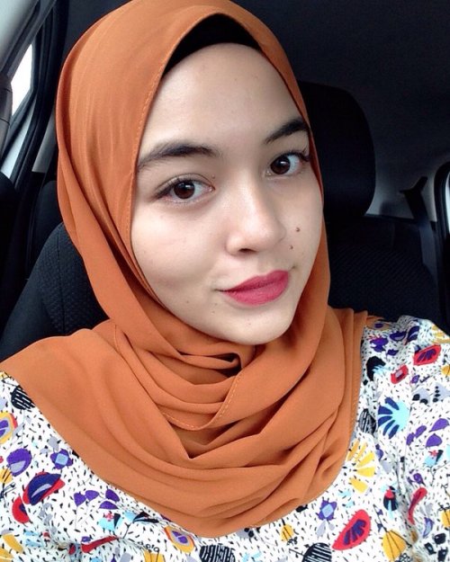 adiklemas: Hot gorgeous hijabista, your fantasy to satisfy her?