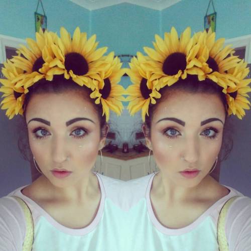 Made myself this #headpiece in my favourite flowers :3   #flowercrown #me #selfie #sunflower #sunflowercrown #motd #contour #eyebrows #eyemakeup #flowers #summer #mirrored