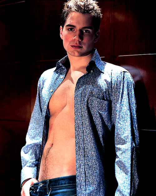 pajaentrecolegas:HENRY CAVILL by Perou for Tatler (2002) That happy trail………&he