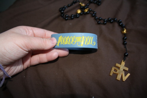 boldbruises:So, I’m doing another giveaway. This includes:Two Signed postersOne guitar pick fr