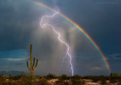 sixpenceee: Tucson, Arizona-based photography enthusiast Greg McCown recently managed to capture a shot of a lifetime. While shooting landscapes near the small town of Marana, Arizona, McCown snapped this beautiful photo showing both a lightning bolt