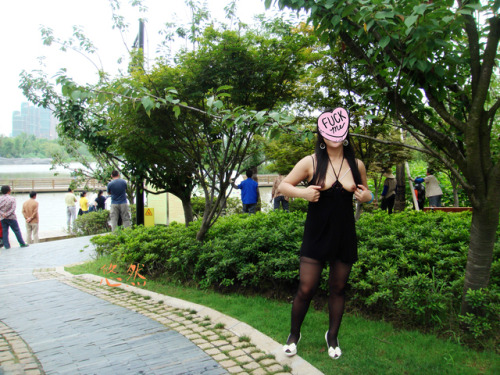 youranmeimei: 吊带黑丝逛公园NO.1 超短吊带裙+开档黑丝+情趣露乳露B内衣，这组合起来就一个字：骚。穿这身逛公园回头率还是很高的~~  喜欢的请关注，不定时更新！另：欢迎各位