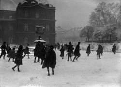 zielenadel:Maurice-Louis Branger/Roger-Viollet . Winter in Paris, children playing in the snow . Jardin de Luxembourg . 1919