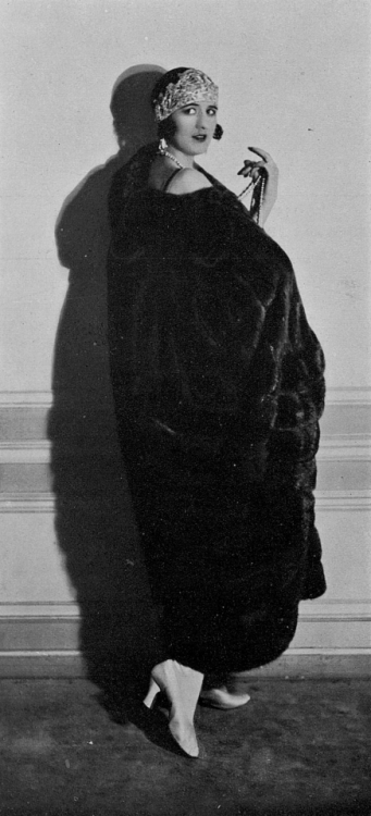 Coat by Molyneux, Les Modes January 1923. Photo by Talma.