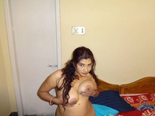 mahendraagarwal:  prythm:  Wanna be Desi Slut ‘Malar’… Part 2  KIK: Prythm  Oho 😎😎😎😎😋