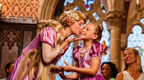 anotherdisneywhitegirl:  disney-magical:  magicallyalexa:  Magical Moments:) (NOT MY PHOTOS)  Im going to cry this is so cute   