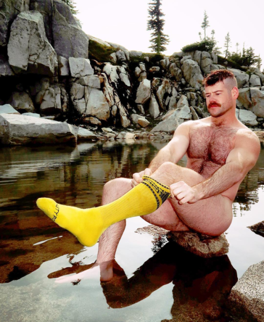 socksandskin: https://socksandskin.tumblr.com/ 
