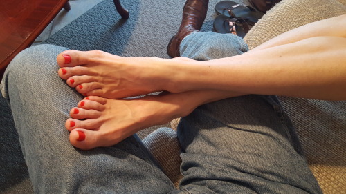 stephenximages:   Her feet…Send me Submissions and I will reblog the for you. Follow me for daily pi