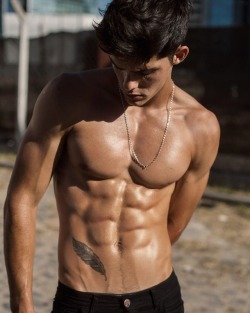 elispiritweaver:  Hot Dudes: http://elispiritweaver.tumblr.com