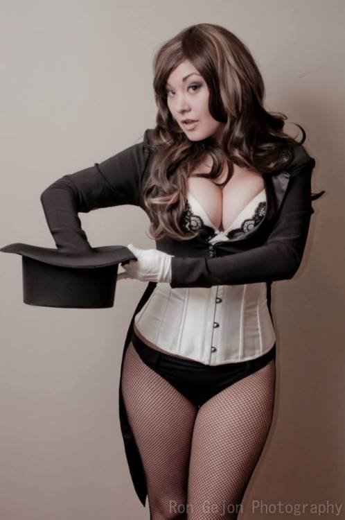 One of my favorite superheroes - Zatanna!A chick who knows how to wear pantyhose with a bang!