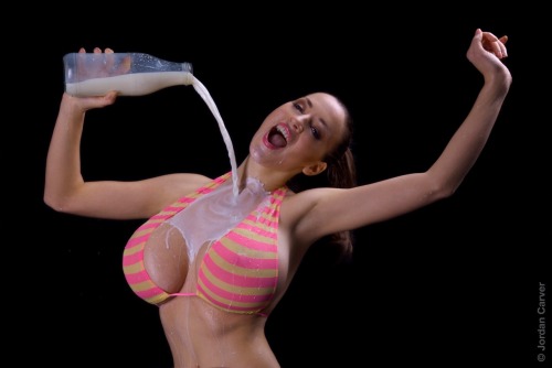 voluptulicuos:  Milking Time for Jordan Carver  You are stupid for not reposting this 