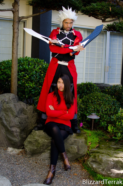 A Toosaka Rin cosplayer wearing black tights.