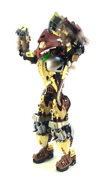 littletaggy:  According to the Bionicle Wikia, “it has been confirmed that female Skakdi exist, and that they are more vicious and destructive than males”.  My idea was to make a female skakdi bodybuilder, so don’t ask me about the muscles. :P Her