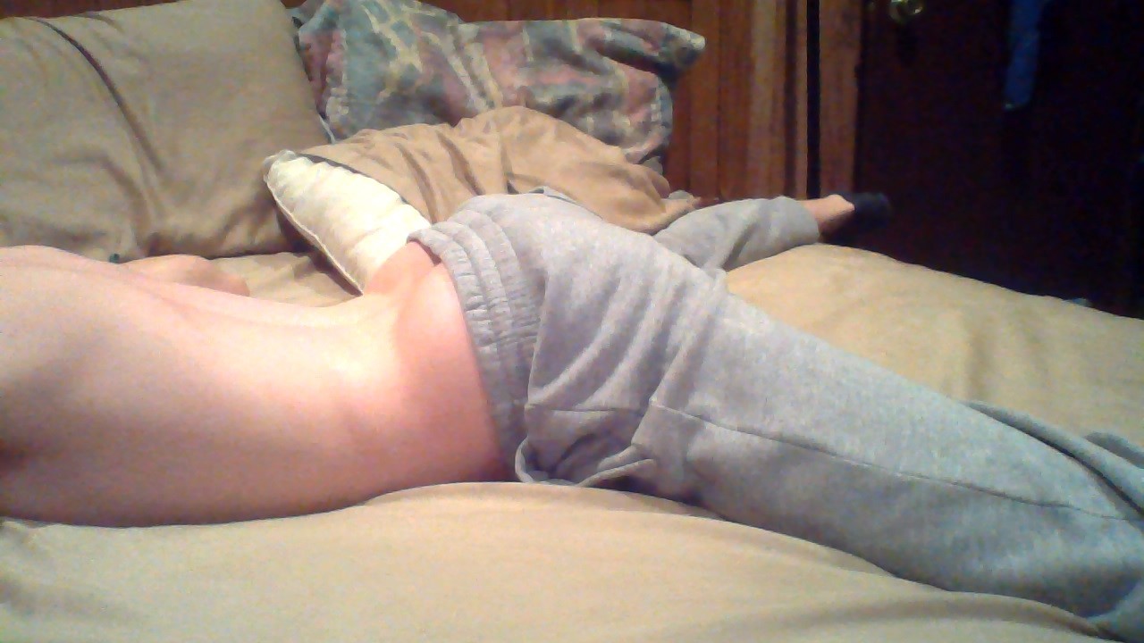straight-bro:  i bought new sweatpants today and they are so comfy