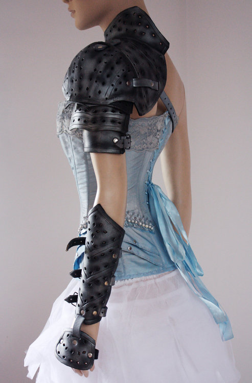 dragonofwinternights: lafleurecarlate: Blue metallic corsage and dark silver armor by ~Pinkabsinthe 