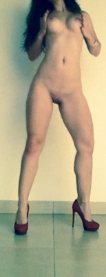 casaltesao:  ksalpatro:  Nude!  Adoro pernas