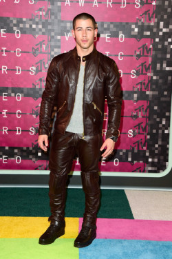 celebritygossipbyrangi:  Nick Jonas attends the MTV VMAs 2015 in Los Angeles  So many places there and I just wanna sit on his face.