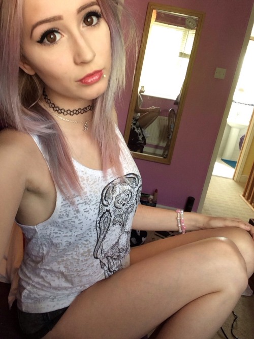 i-hate-the-beach:  Sorry I look a bit shit but good afternoon gorgeous people xo