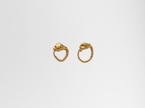 met-greekroman-art:Gold earring with head of a lion, Metropolitan Museum of Art: Greek and Roman Art