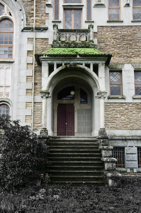 steampunktendencies:  Abandoned - The Castle of Dona Chica, Palmeira - Braga, Portugal  Photos: Ruin’arte 