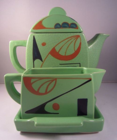 ein-bleistift-und-radiergummi:1930s Japanese Art Deco Tea/Coffee Set.(via eBay)