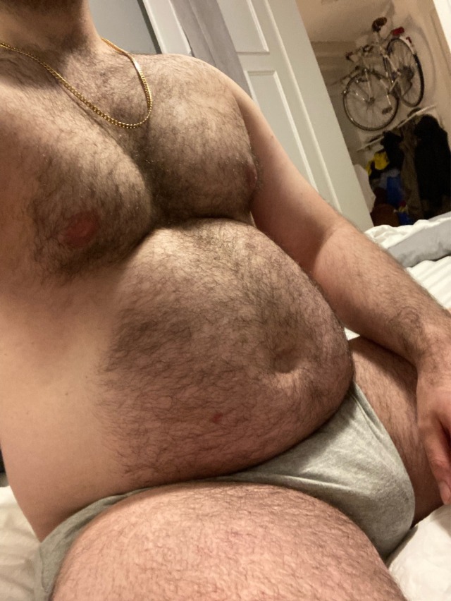 bigbellyboiz:sergiohotto:Nice bear belly!