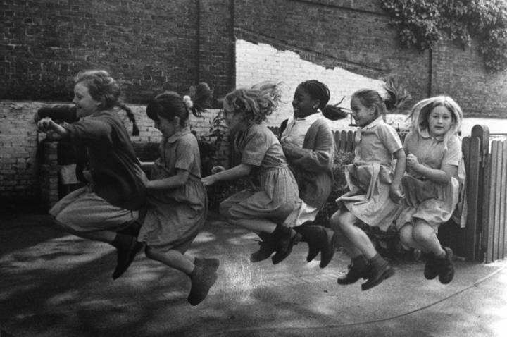 poboh:  Girls jumping over the rope, school playground, London, Marketa Luskačová.