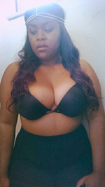 chubby-bunnies:  Hi :) I’m Lynette..5’3”, 12/14US.   First submission. I am